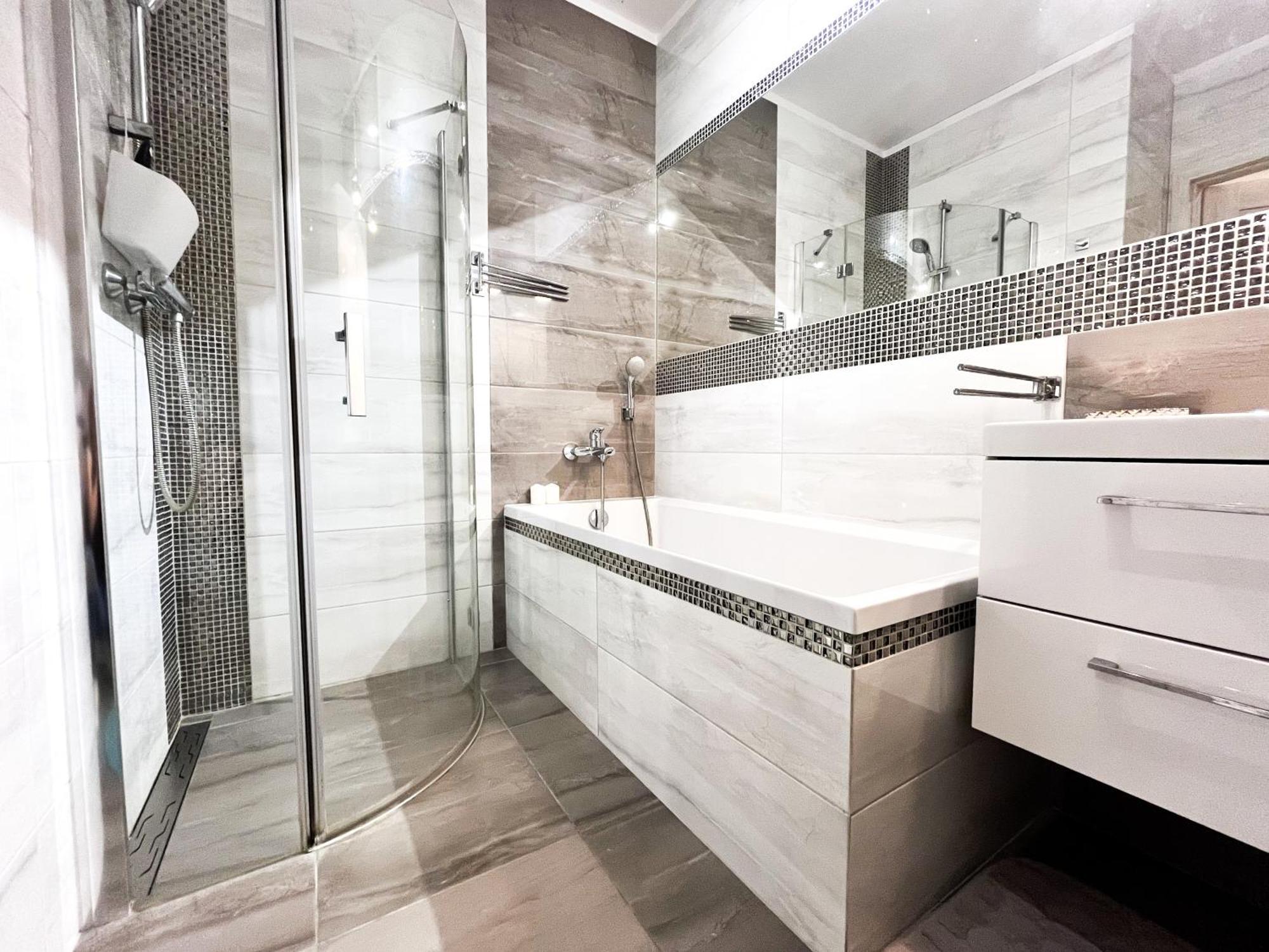 Walk To Park, Modern 2Bd Kitchen! Balcony, Parking Appartement Wrocław Buitenkant foto